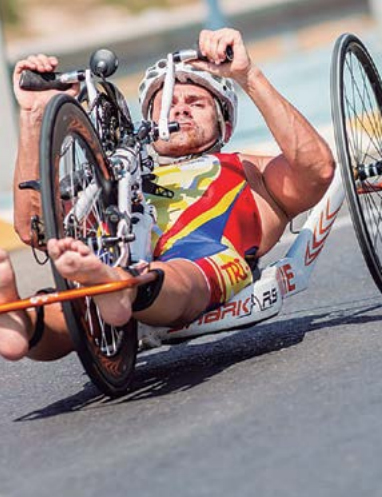 La handbike, una bicicleta que cuesta entre 6.000 y 12.000 euros, obliga a adoptar una postura forzada