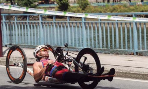 Molina acude a cuarenta competiciones al año, entre triatlones, duatlones, handbike y maratones