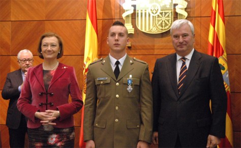 El soldado Juan José Ordóñez recibe la Cruz de la Orden del Mérito Civil