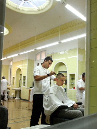 Alumno en la peluquería de la AGM