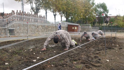 Reptando en crossfit militar