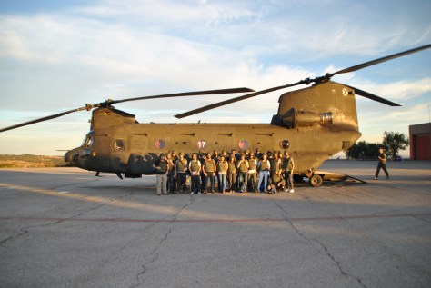 Foto de grupo delante de un Chinook