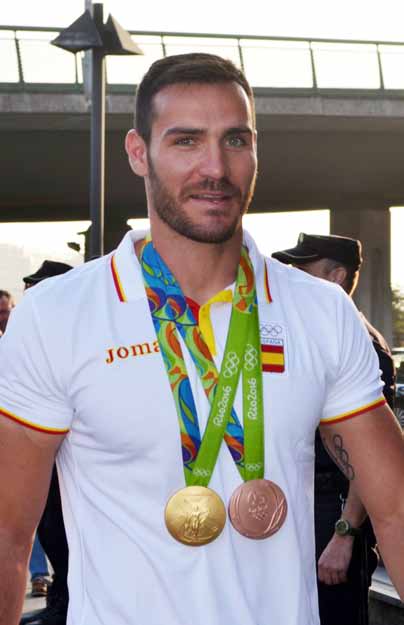 Piragüista y Policía Nacional