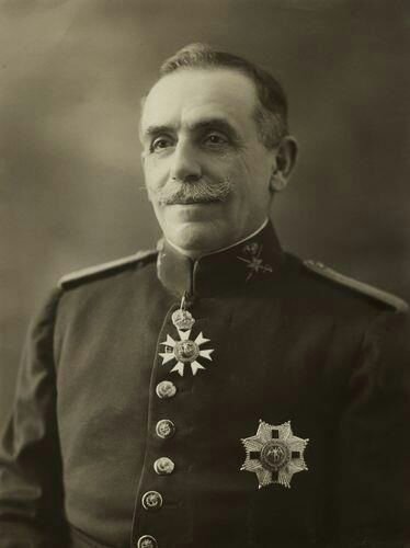 JOSÉ VILLALBA RIQUELME CON EL COLLAR CONCEDIDOPOR S. M. BRITANICA DE LA ORDEN DE SAN JORGE